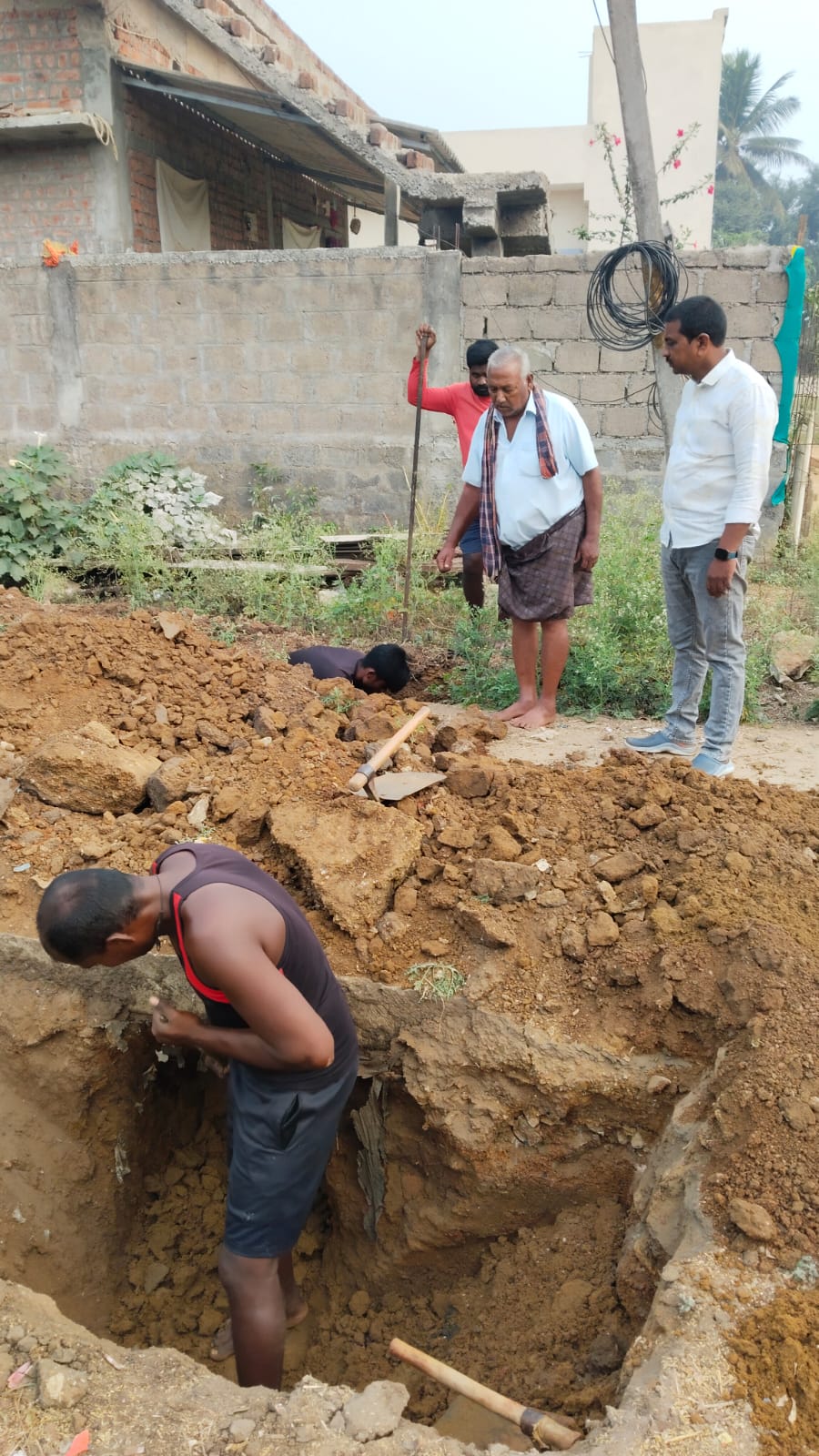 ప్రభుత్వం నిధులిచ్చే దాకా ఆగకుండా సైడ్ కాలువలు తీయించిన రమేష్"