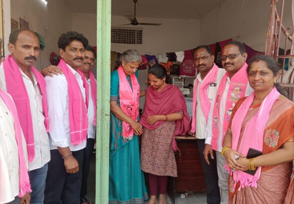 భూపాలపల్లి మున్సిపాలిటీ పరిధిలోని 30వ వార్డులో బీఆర్‌ఎస్ పార్టీ బలపరిచిన కౌన్సిలర్