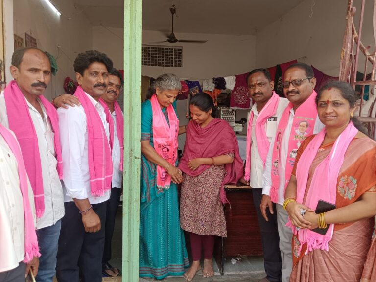 భూపాలపల్లి మున్సిపాలిటీ పరిధిలోని 30వ వార్డులో బీఆర్‌ఎస్ పార్టీ బలపరిచిన కౌన్సిలర్