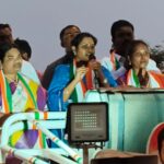 ఇంటింటికి తిరిగి ప్రజలను కలుసుకుని కాంగ్రెస్