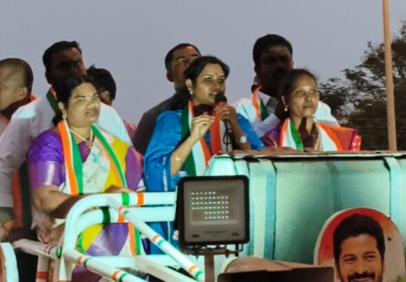 ఇంటింటికి తిరిగి ప్రజలను కలుసుకుని కాంగ్రెస్