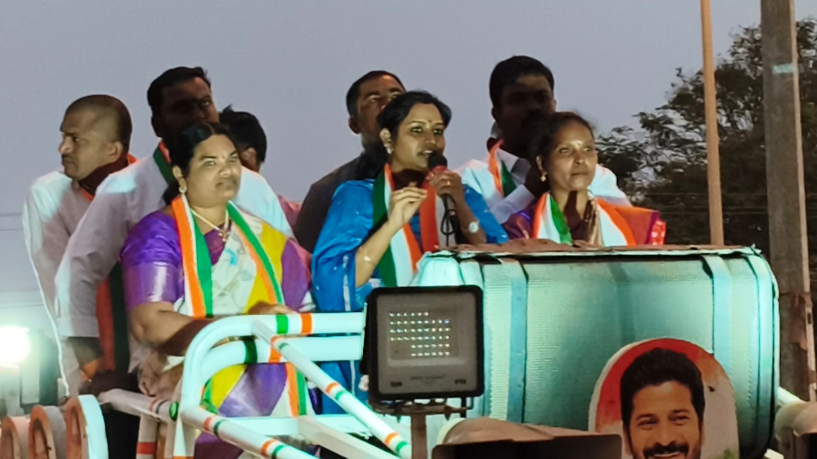 ఇంటింటికి తిరిగి ప్రజలను కలుసుకుని కాంగ్రెస్