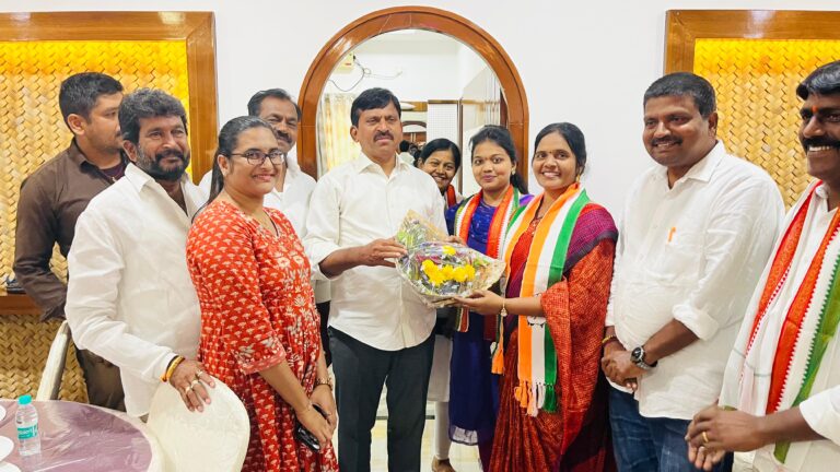 మంత్రి పొంగులేటితో సరిత రంగారావు భేటి..