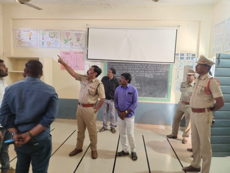 ఎన్నికల స్ట్రాంగ్ రూమ్, కౌంటింగ్ సెంటర్‌ను పరిశీలించిన డీసీపీ