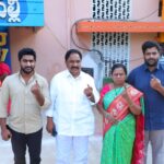 12 వార్డులో మాజీ ఎమ్మెల్యే సండ్ర ఓటు వినియోగం