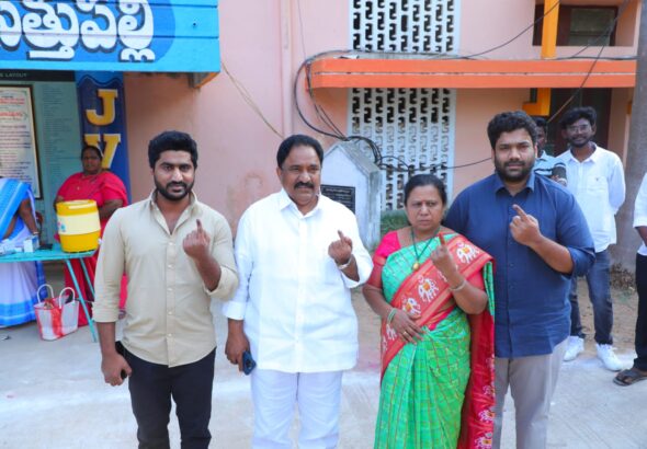 12 వార్డులో మాజీ ఎమ్మెల్యే సండ్ర ఓటు వినియోగం