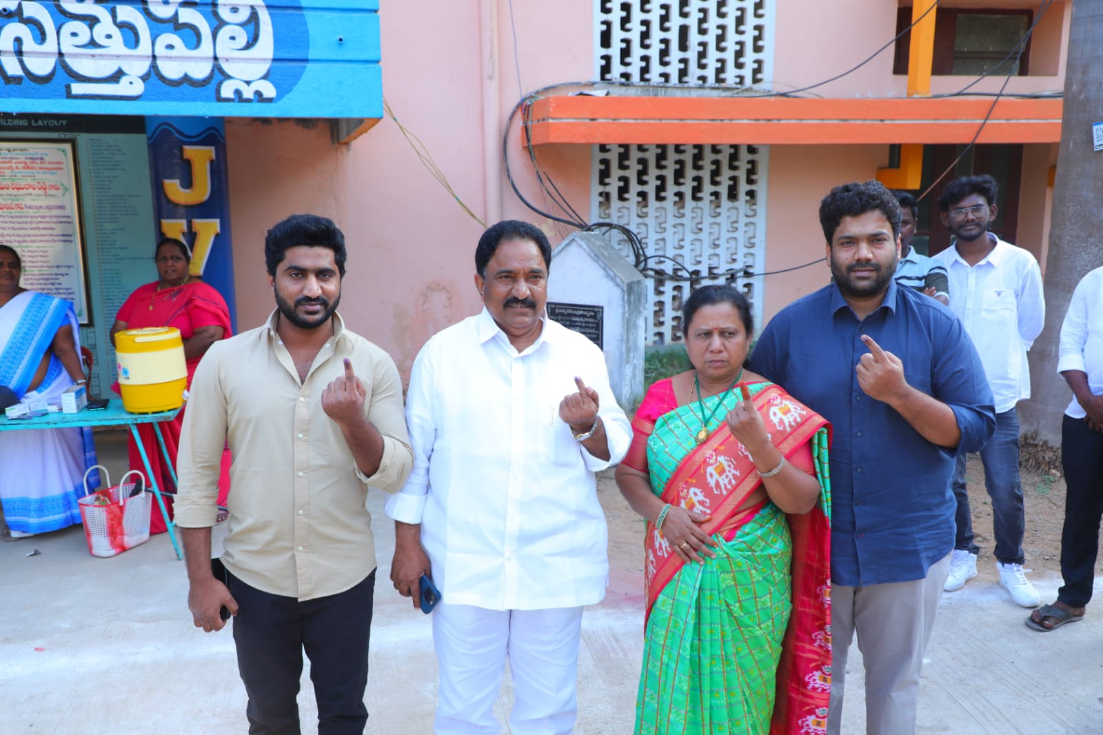 12 వార్డులో మాజీ ఎమ్మెల్యే సండ్ర ఓటు వినియోగం