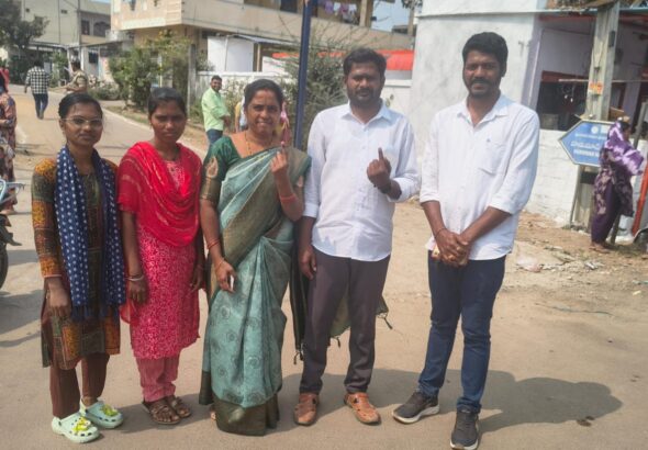 మున్సిపల్ ఎన్నికల్లో ఓటు హక్కు వినియోగించిన రవి పటేల్