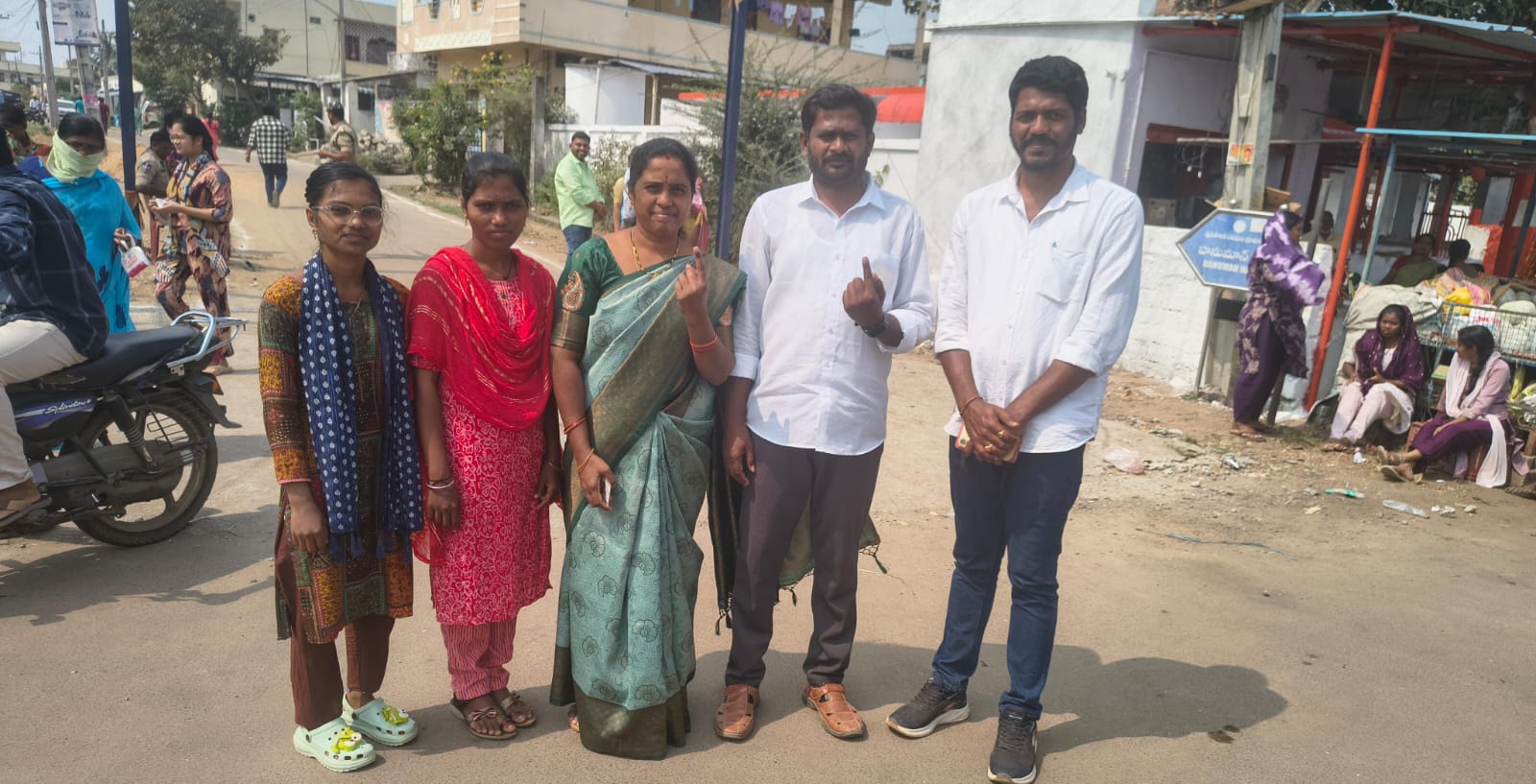 మున్సిపల్ ఎన్నికల్లో ఓటు హక్కు వినియోగించిన రవి పటేల్