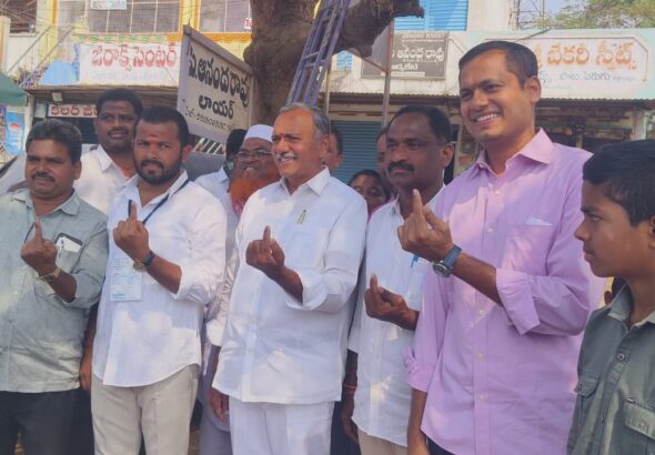 ఓటు హక్కును వినియోగించుకున్న మాజీ ఎమ్మెల్యే