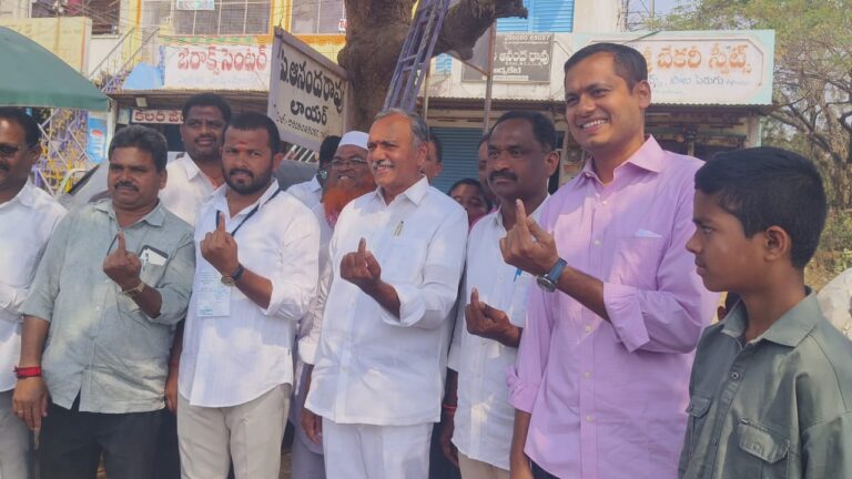 ఓటు హక్కును వినియోగించుకున్న మాజీ ఎమ్మెల్యే