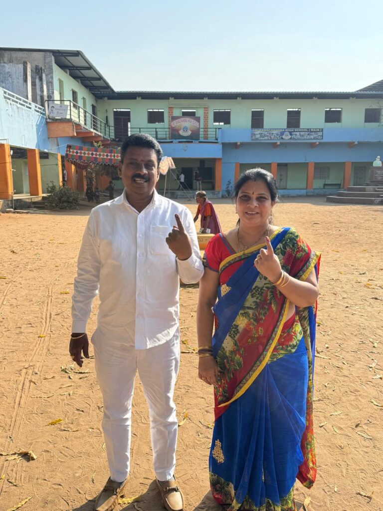 ప్రజాస్వామ్యానికి దారా రమేష్ దంపతుల మద్దతు