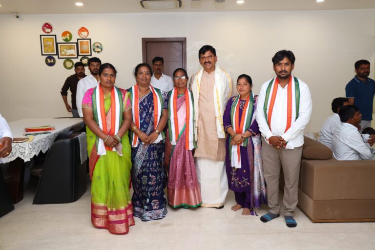 మంత్రి పొంగులేటి సమక్షంలో కాంగ్రెస్‌లోకి ఐదుగురు స్వతంత్ర కార్పొరేటర్లు