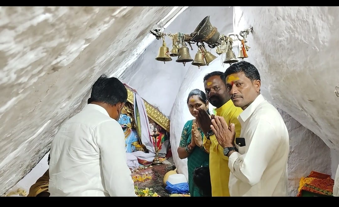 మల్లికార్జున స్వామిని దర్శించుకున్న సర్పంచ్