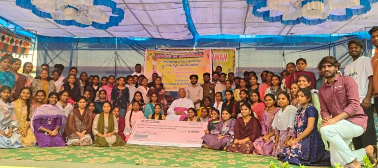 పేద విద్యార్థులకు ఆర్థిక చేయూత నందించిన బిషప్ సగిలి ప్రకాష్