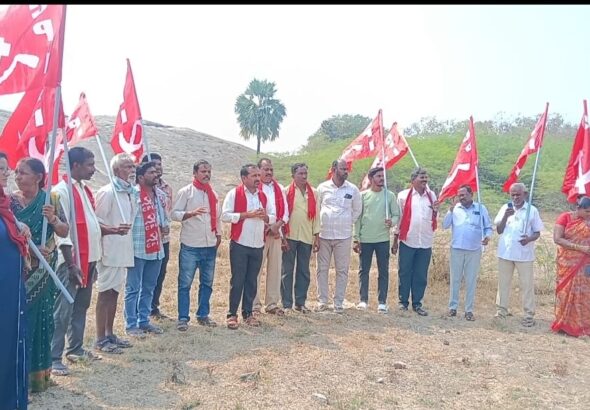 ప్రభుత్వ భూములను పేదలకు పంచాలి: సీపీఐ డిమాండ్