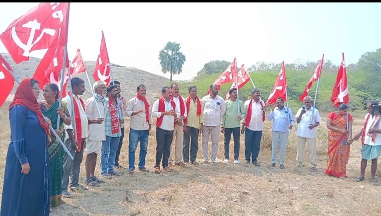 ప్రభుత్వ భూములను పేదలకు పంచాలి: సీపీఐ డిమాండ్