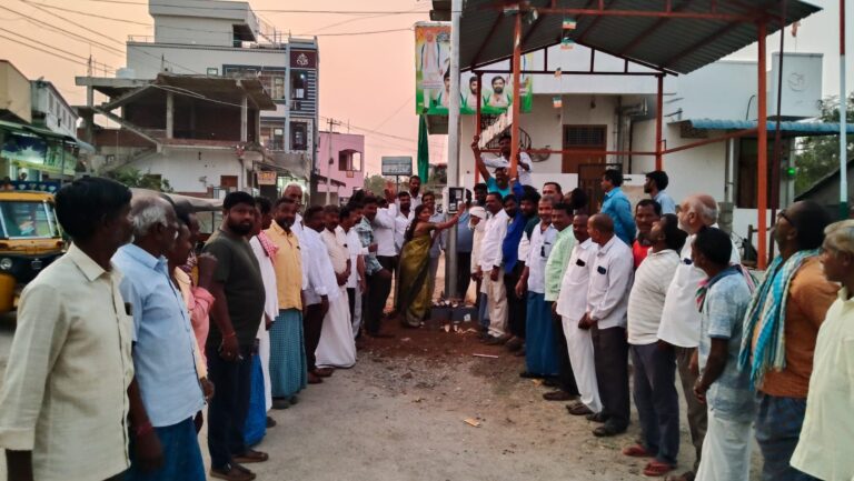 కాంతులు విరజిమ్ముతున్న హైమాస్ట్ విద్యుత్ లైట్లు