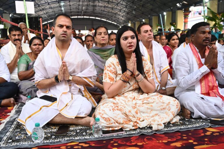 మహా శివరాత్రి పర్వదినాన్ని పురస్కరించుకుని మహదేవ్‌పూర్ మండలం కాళేశ్వరంలోని ప్రసిద్ధ శ్రీ కాళేశ్వర ముక్తేశ్వర స్వామి దేవస్థానంలో శివపార్వతుల దివ్య కళ్యాణ మహోత్సవం భక్తి శ్రద్ధల మధ్య అత్యంత వైభవంగా నిర్వహించబడింది.ఈ సందర్భంగా జిల్లా కలెక్టర్ రాహుల్ శర్మ దంపతులు ఆలయాన్ని సందర్శించి స్వామివారికి పట్టు వస్త్రాలు, ముత్యాల తలంబ్రాలు సమర్పించి ప్రత్యేక పూజల్లో పాల్గొన్నారు.ఉదయం వేళల నుంచే ఆలయ ప్రాంగణం భక్తులతో కిక్కిరిసిపోయింది. వేద పండితుల మంత్రోచ్ఛారణల మధ్య అర్చకులు సంప్రదాయ శైవ ఆగమ విధానాల ప్రకారం కళ్యాణోత్సవాన్ని నిర్వహించారు.శివపార్వతుల కల్యాణాన్ని సూచించే పూజా క్రమంలో కలశస్థాపన,మంగళవాద్యాలు,మంగళహారతి వంటి కార్యక్రమాలు నిర్వహించగా, కలెక్టర్ దంపతులు, వారి తల్లిదండ్రులు, భక్తులు భక్తి భావంతో తిలకించారు.అనంతరం ఆలయ అర్చకులు, వేద పండితులు కలెక్టర్ దంపతులను ఆశీర్వదించి శాలువాతో ఘనంగా సన్మానించి తీర్థప్రసాదాలు అందజేశారు.ఈ సందర్భంగా కలెక్టర్ రాహుల్ శర్మ మాట్లాడుతూ మహా శివరాత్రి పర్వదినం ప్రజల జీవితాల్లో ఆధ్యాత్మిక చైతన్యాన్ని పెంపొందించే పవిత్ర సందర్భమని తెలిపారు.శివపార్వతుల దివ్య ఆశీస్సులతో జిల్లా ప్రజలందరికీ శాంతి, సంతోషం,ఆయురారోగ్యాలు కలగాలని ఆకాంక్షించారు.జాతరకు విచ్చేసే భక్తుల సౌకర్యార్థం పారిశుద్ధ్య నిర్వహణను నిరంతరం కొనసాగించాలని, అధిక రద్దీని దృష్టిలో ఉంచుకుని సురక్షిత త్రాగునీటి సౌకర్యాన్ని సమృద్ధిగా కల్పించాలని సంబంధిత అధికారులను ఆదేశించారు.అన్ని శాఖల అధికారులు సమన్వయంతో పనిచేసి భక్తులకు అవసరమైన సదుపాయాలు ఎలాంటి లోటుపాట్లూ లేకుండా అందించాలని స్పష్టంగా సూచించారు.మహోత్సవాల సందర్భంగా ఆలయాన్ని విద్యుత్ దీపాలతో అలంకరించగా,శివనామసంకీర్తనలు, భక్తి గీతాలతో పరిసరాలు మార్మోగాయి.జాతరకు విచ్చేసిన భక్తుల కోసం అన్నదాన కార్యక్రమాలు,క్యూలైన్ నిర్వహణ,భద్రతా ఏర్పాట్లు,వైద్య సహాయ కేంద్రాలు ఏర్పాటు చేసినట్లు నిర్వాహకులు తెలిపారు.భక్తులు పెద్ద సంఖ్యలో పాల్గొని స్వామివారి దర్శనం చేసుకుని పూజల్లో పాల్గొన్నారు.ఈ కార్యక్రమం విజయవంతంగా నిర్వహించేందుకు ఆలయ కమిటీ సభ్యులు, అధికారులు, సిబ్బంది సమిష్టిగా కృషి చేశారు.మహా శివరాత్రి ఉత్సవాలు ప్రశాంతంగా,ఆధ్యాత్మిక వాతావరణంలో విజయవంతంగా ముగిశాయి