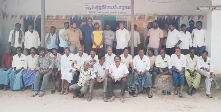 ఎన్ ఎస్ పి కార్యాలయాన్ని రైతుసంఘం ఆధ్వర్యంలో ముట్టడించిన రైతులు