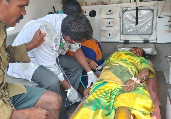 చిన్న పాపను తప్పించబోయి బైక్ స్కిడ్