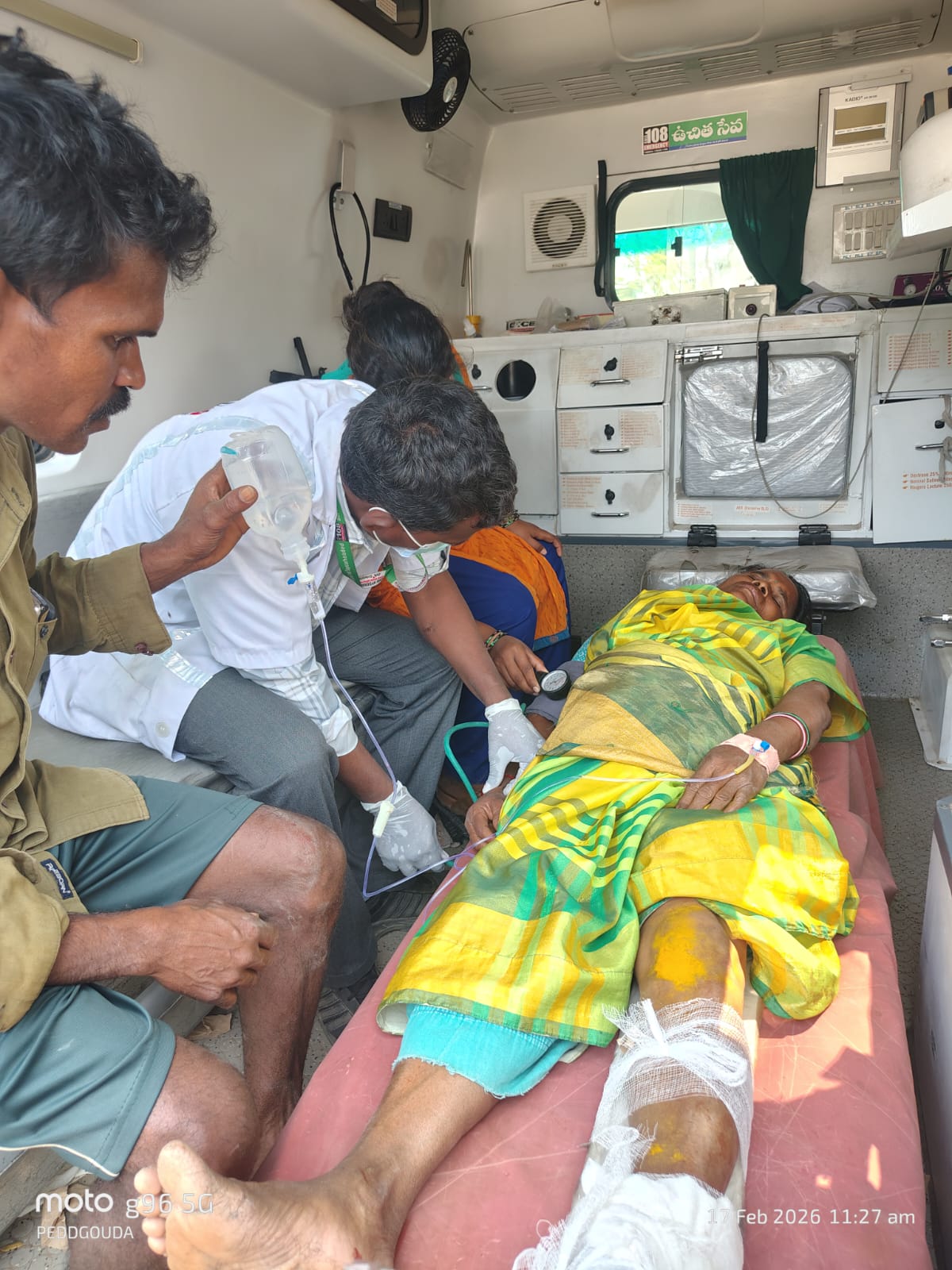 చిన్న పాపను తప్పించబోయి బైక్ స్కిడ్