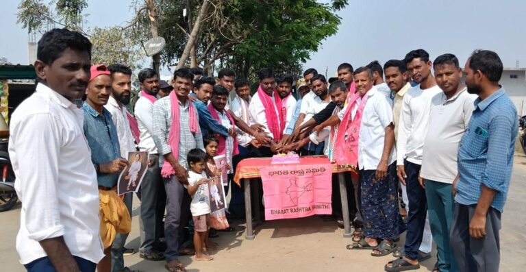 ఘనంగా మాజీ ముఖ్యమంత్రి కేసీఆర్ జన్మదిన వేడుకలు