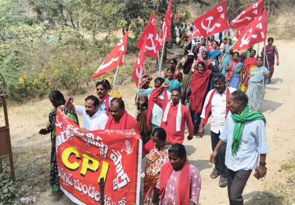 ఇల్లు లేని నిరుపేదలకు ఇండ్ల స్థలాలు కేటాయించాలని ర్యాలీ