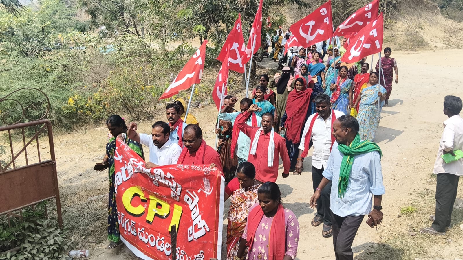 ఇల్లు లేని నిరుపేదలకు ఇండ్ల స్థలాలు కేటాయించాలని ర్యాలీ