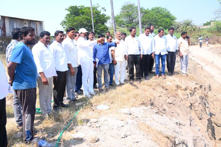 చెక్ డ్యాం పనులను పరిశీలించిన ఎమ్మెల్యే కేఆర్