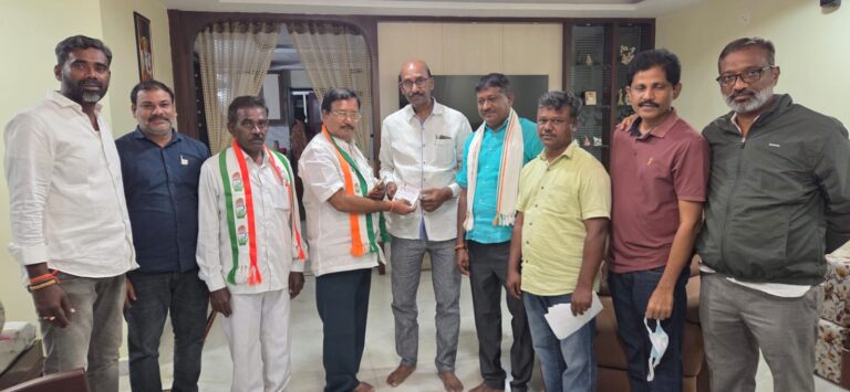 ఓటు వేసిన ఓటర్లకు మిఠాయిలు