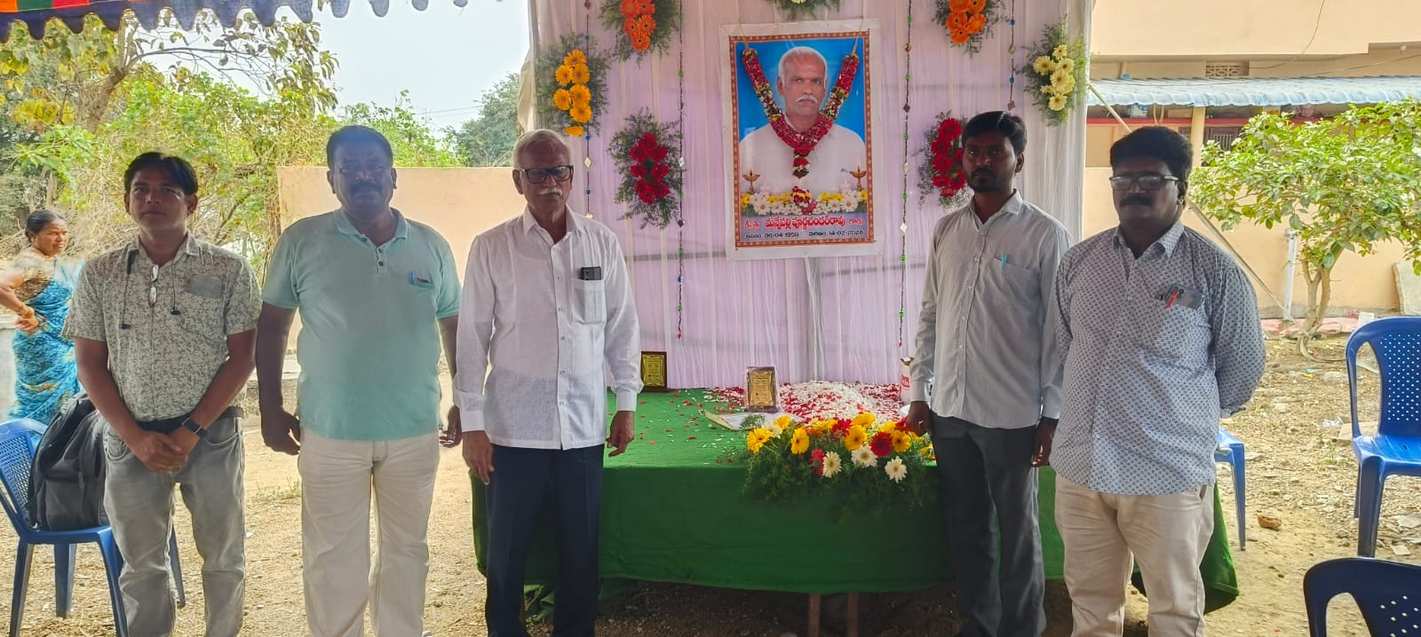 మానవత్వం చాటిన మన్నేపల్లి కుటుంబ సభ్యులు