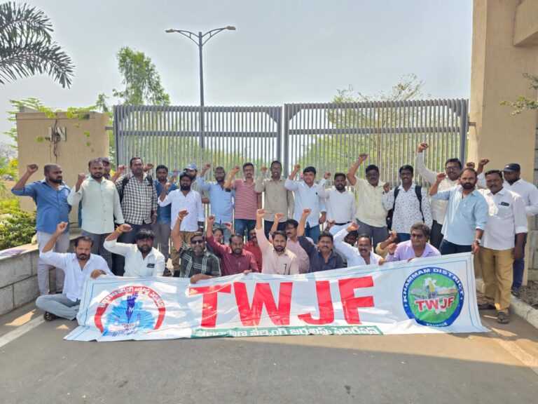 డెస్క్ జర్నలిస్టులకు అక్రిడిటేషన్ లు పెంచాలి