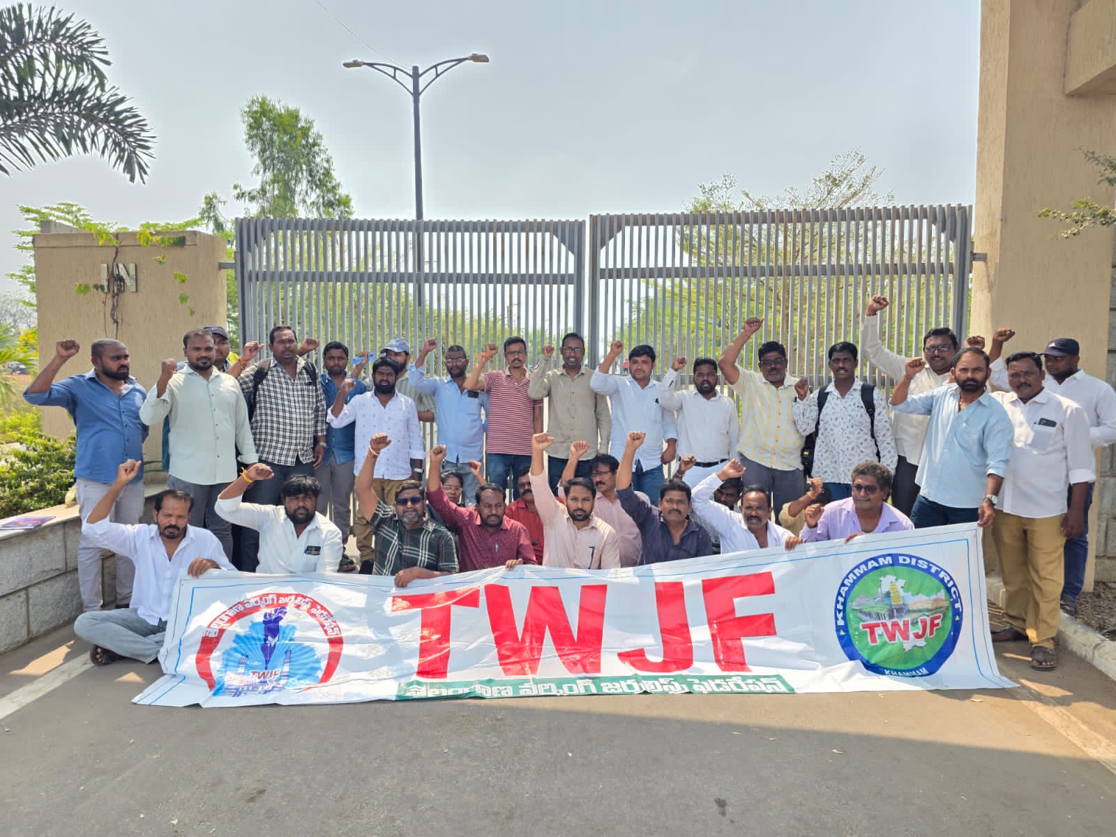 డెస్క్ జర్నలిస్టులకు అక్రిడిటేషన్ లు పెంచాలి