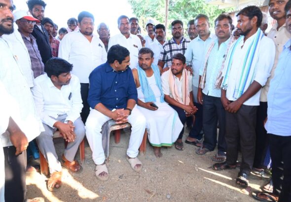 మృతుల కుటుంబాలను పరామర్శించిన ఎమ్మెల్యే నాగరాజు