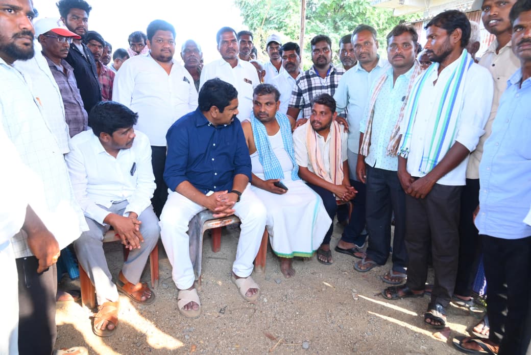 మృతుల కుటుంబాలను పరామర్శించిన ఎమ్మెల్యే నాగరాజు