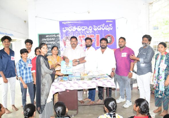 ఇంటర్ విద్యార్థులకు ఫ్యాట్స్ పెన్నులు స్కేల్ల పంపిణీ