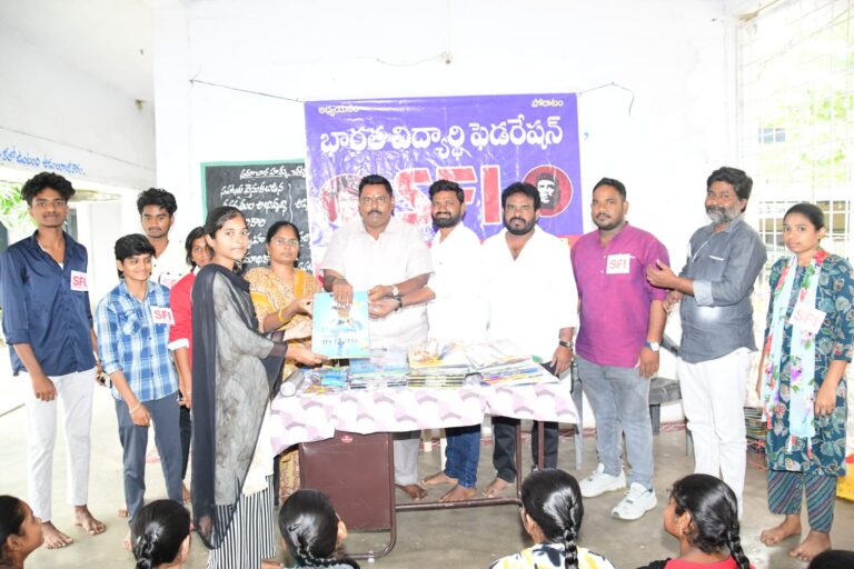 ఇంటర్ విద్యార్థులకు ఫ్యాట్స్ పెన్నులు స్కేల్ల పంపిణీ