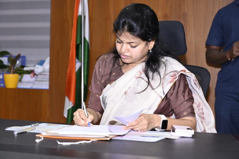 మహబూబాబాద్ జిల్లా నూతన కలెక్టర్ గా స్నేహ శభరీష్