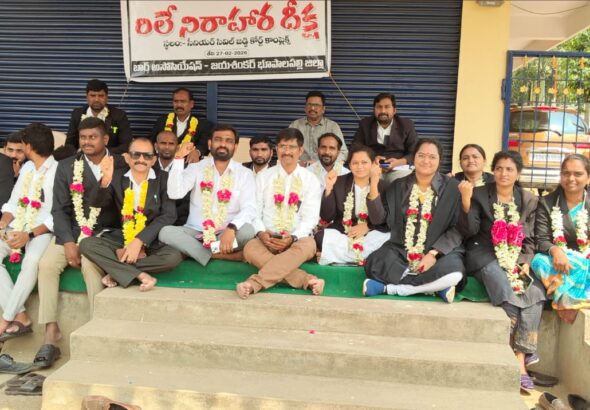 అడ్వొకేట్ ప్రొటెక్షన్ యాక్ట్ అమలుకు న్యాయవాదుల నిరాహార దీక్ష
