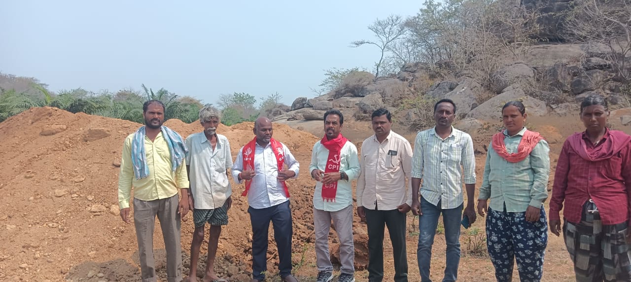 గిరిజన రైతుల దారి మూసిన సత్తి రెడ్డి పై చర్యలు తీసుకోవాలి