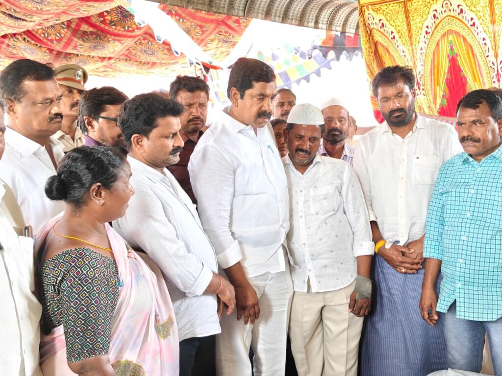 భౌతిక దేహానికి నివాళులర్పించిన ఎమ్మెల్యే నాగరాజు