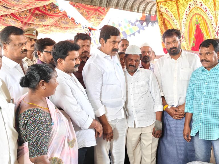 భౌతిక దేహానికి నివాళులర్పించిన ఎమ్మెల్యే నాగరాజు