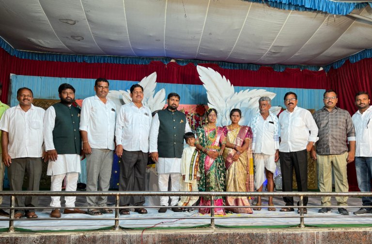 చిన్నారులను ఆశీర్వదించిన మాజీ చైర్మన్