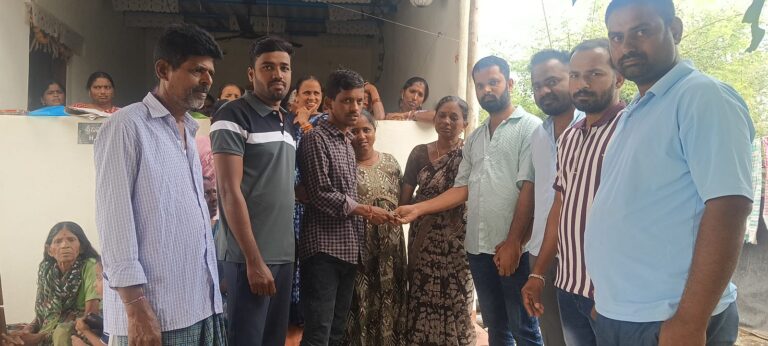 స్నేహితుడి కుటుంబానికి ఆర్థిక సాయం