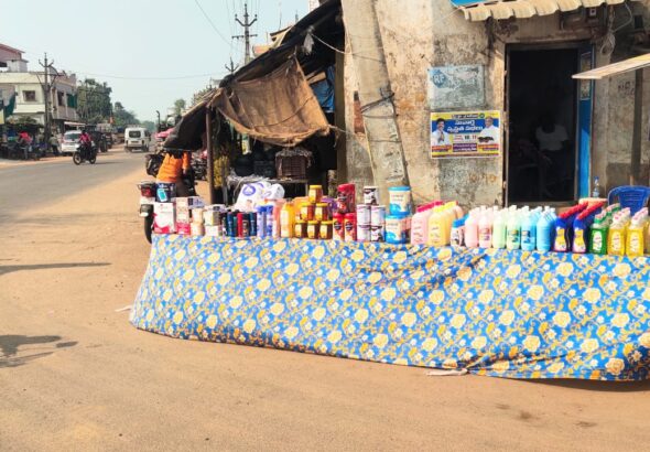 ఆ మలుపు లో వీధి వ్యాపారం"పట్టని అధికారులు"