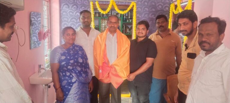 నూతన గృహ ప్రవేశంలో పాల్గొన్న గ్రామ అభివృద్ధి ప్రదాత దాసరి