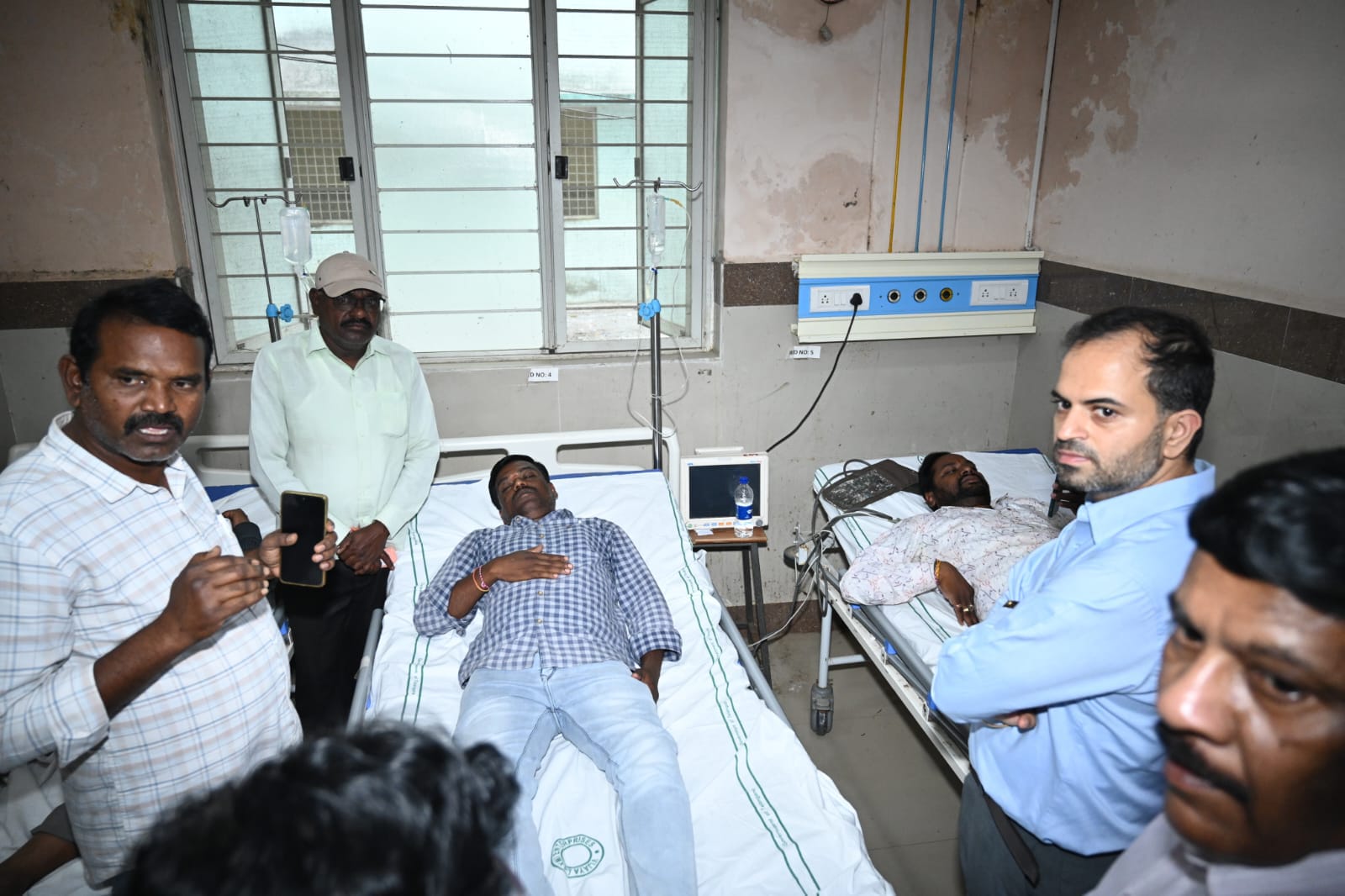 మీడియా ప్రతినిధులను పరామర్శించిన జిల్లా కలెక్టర్