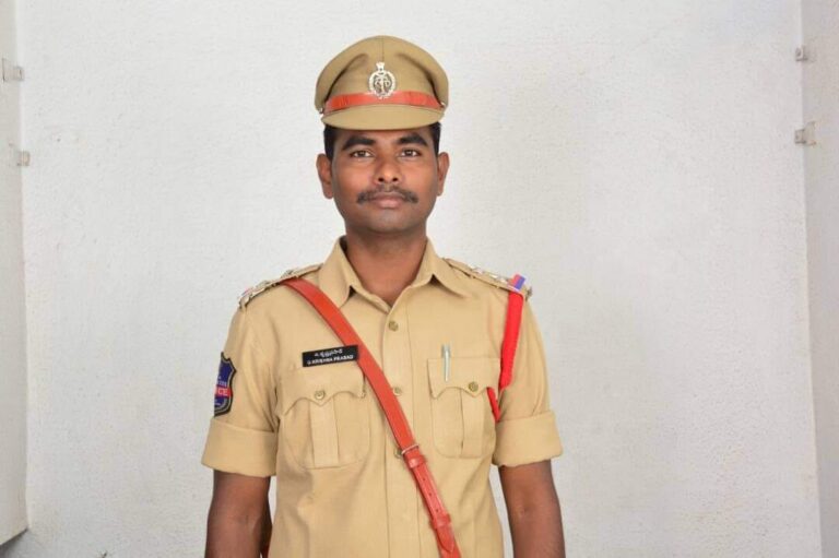 మూగ క్రీడాకారునికి ఎస్సై ఆర్థిక సహాయం