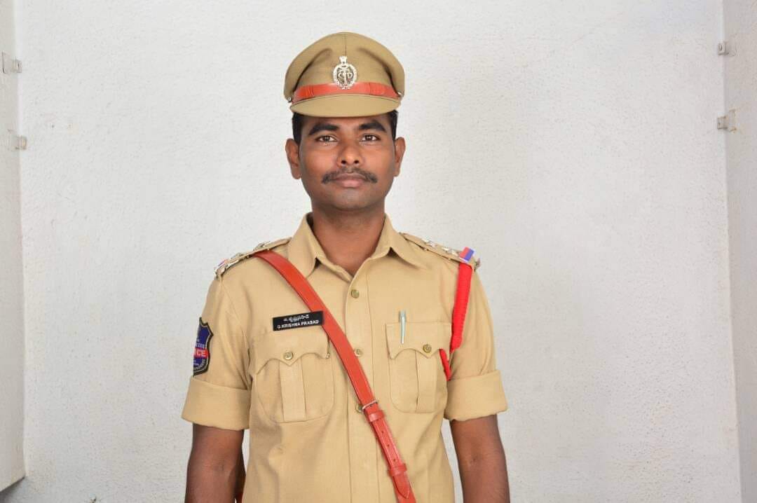 మూగ క్రీడాకారునికి ఎస్సై ఆర్థిక సహాయం